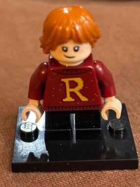 LEGO Ron Weasley Dark Red Sweater with Letter R in the 2019 HP Advent Calendar